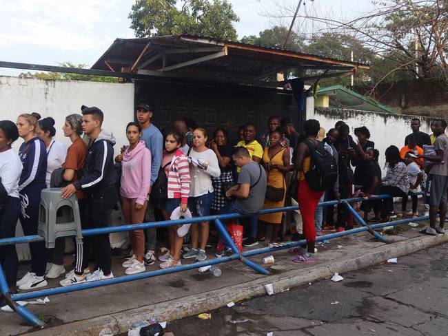 MEX4531. TAPACHULA (MÉXICO), 05/09/2023.- Migrantes hacen fila mientras esperan para regularizar su documentación, el 4 de septiembre de 2023, en el municipio de Tapachula (México). El Servicio Jesuita a Refugiados (JSR, por sus siglas en inglés) documentó la llegada de más de 124.000 migrantes en la primera mitad del año para buscar asilo en la frontera sur de México, donde están saturadas las oficinas de la Comisión Mexicana de Ayuda a Refugiados (Comar). EFE/Juan Manuel Blanco
