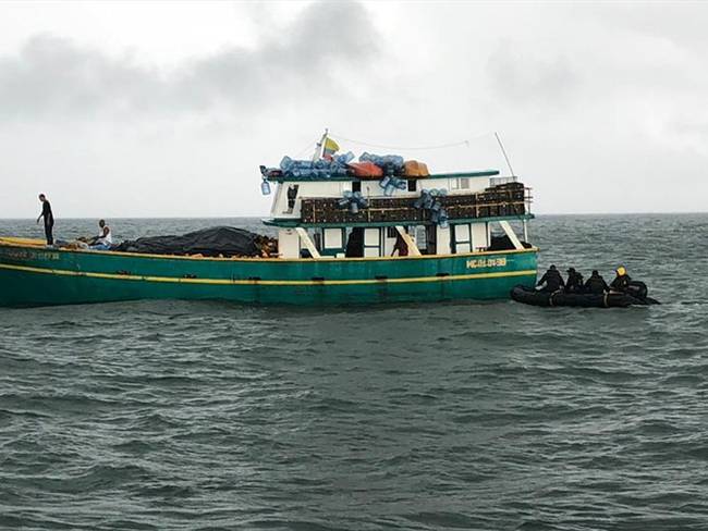 Después varias horas a la deriva, los gritos de auxilio fueron escuchados por la tripulación del buque ARC Medardo Monzón Coronado. Foto: Armada Nacional