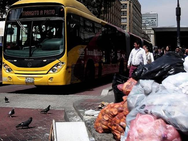 Trabajos sin descanso para resolver emergencia de basuras en Bogotá. Foto: Colprensa