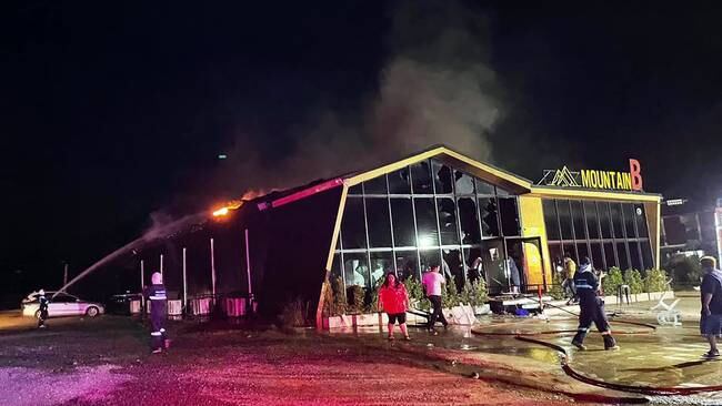 Un incendio en un club nocturno en la madrugada del 5 de agosto de 2022. Foto: EFE/EPA/SAWANG ROJANA THAMMASATHAN RESCUE FOUNDATION HANDOUT