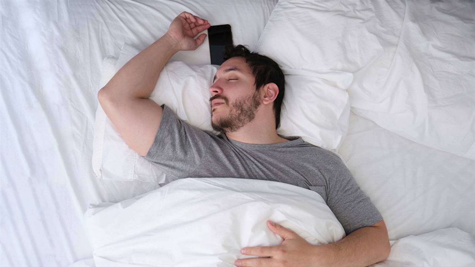 Es dañino dormir con el celular debajo de la almohada?