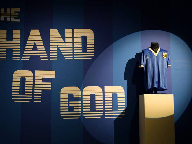 La camiseta de la “Mano de Dios” de Maradona fue subastada por casi 9,3 millones de dólares, un récord absoluto