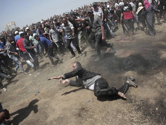 El ejército israelí mató ayer a al menos 60 personas y dejó más de 2.200 heridos por bala y gases lacrimógenos. Foto: Associated Press - AP