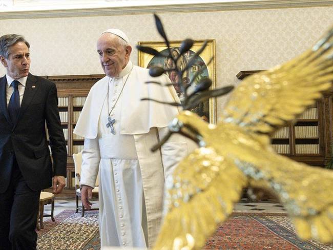 Es la primera reunión del pontífice con un alto representante del equipo presidencial de Joe Biden.. Foto: VATICAN MEDIA / AFP