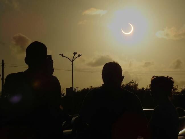 AME7152. PARNAMIRIM (BRASIL), 14/10/2023.- Personas observan hoy el eclipse solar anular desde el Centro de Lanzamiento de Barreira do Inferno, en la ciudad de Parnamirim, estado de Rio Grande do Norte (Brasil). EFE/Ney Douglas