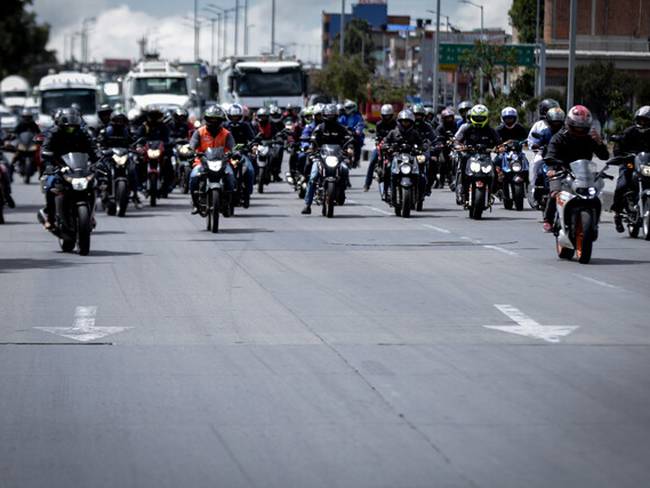 “Que Bogotá se esté rajando en seguridad no puede ser culpa de los motociclistas”: manifestante por prohibición de parrilleros