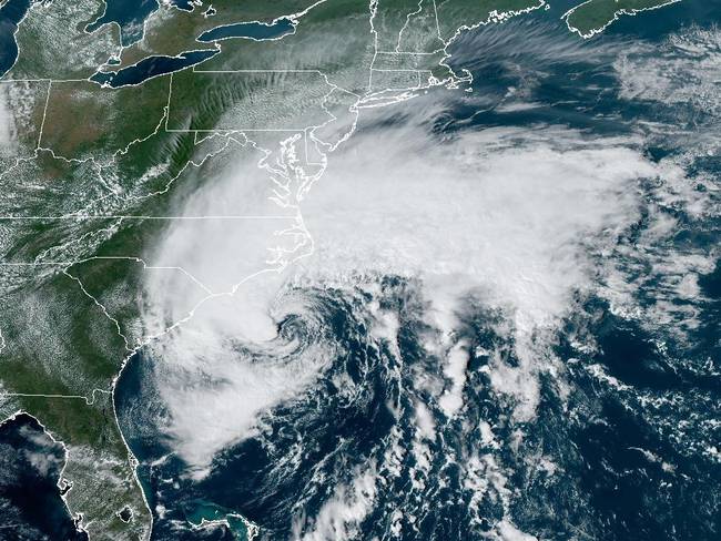 USA9174. MIAMI (FL, EEUU), 22/09/2023.- Fotografía satelital cedida por la Oficina Nacional de Administración Oceánica y Atmosférica (NOAA) a través del Centro Nacional de Huracanes (NHC) de Estados Unidos donde se muestra la localización de la tormenta tropical Ophelia en el Atlántico frente a las costas estadounidenses. La tormenta tropical Ophelia se formó este viernes en aguas del Atlántico cerca de la franja costera de Carolina del Norte, en el este de Estados Unidos, y se espera que toque tierra mañana sábado en algún punto de esa costa, informó el Centro Nacional de Huracanes (NHC) estadounidense. EFE/NOAA-NHC /SOLO USO EDITORIAL /NO VENTAS /SOLO DISPONIBLE PARA ILUSTRAR LA NOTICIA QUE ACOMPAÑA /CRÉDITO OBLIGATORIO