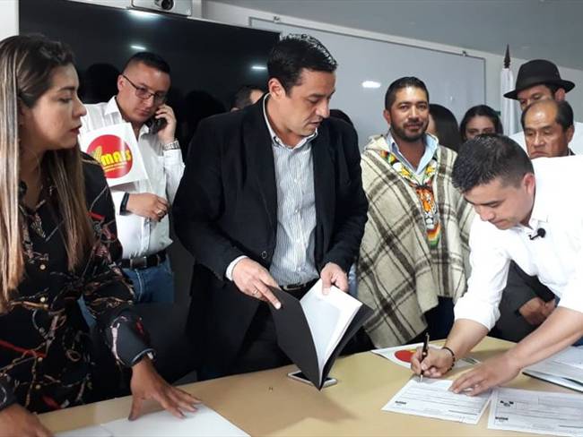 Acompañado del representante a la Cámara, César Pachón, el candidato del Mais, firmó un pacto de cuatro pilares.. Foto: La W