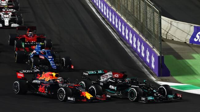 Max Verstappen y Lewis Hamilton en su combate en el GP de Yeda