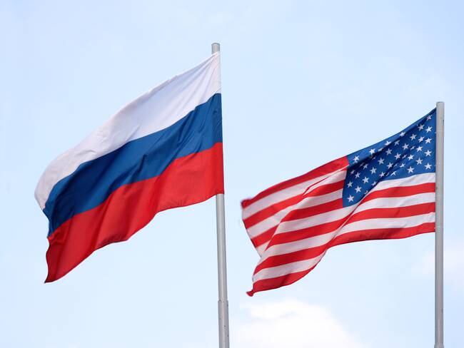 Foto de referencia de las banderas de Estados Unidos y Rusia. Foto: Getty Images.