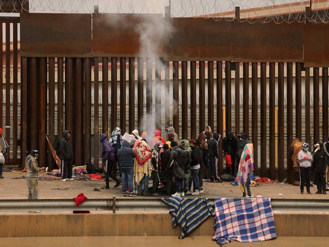 Migrantes en la frontera entre México y Estados Unidos.
(Foto: HERIKA MARTINEZ/AFP via Getty Images)
