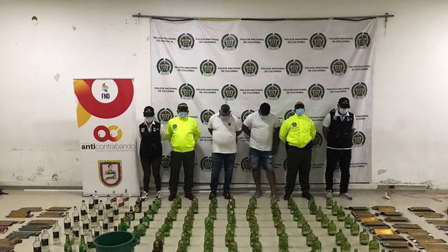 Capturan a dos personas con 113 botellas de licor adulterado en Montería. Foto: prensa Policía. 