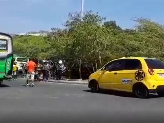 El conductor de un taxi de placas WGN 998 intentó arrollar a dos agentes del Departamento de Tránsito y Transporte de Cartagena. Foto: Captura de video