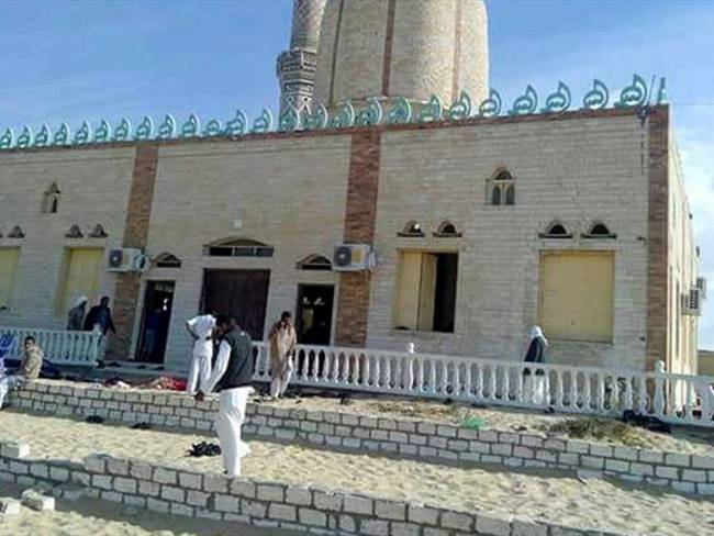 Al menos 235 personas murieron en atentado terrorista en mezquita en Sinaí egipcio. Foto: Agencia EFE