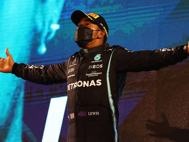 Lewis Hamilton gana la primera carrera del año en Baréin. Foto: Getty Images