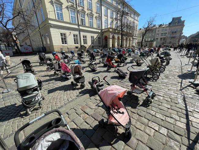 109 niños, que fueron declarados muertos en los ataques lanzados por Rusia el 24 de febrero, son conmemorados con cochecitos de bebé vacíos dejados en la plaza del pueblo de Lviv, Ucrania, el 18 de marzo de 2022. (Photo by Abdullah Tevge/Anadolu Agency via Getty Images)