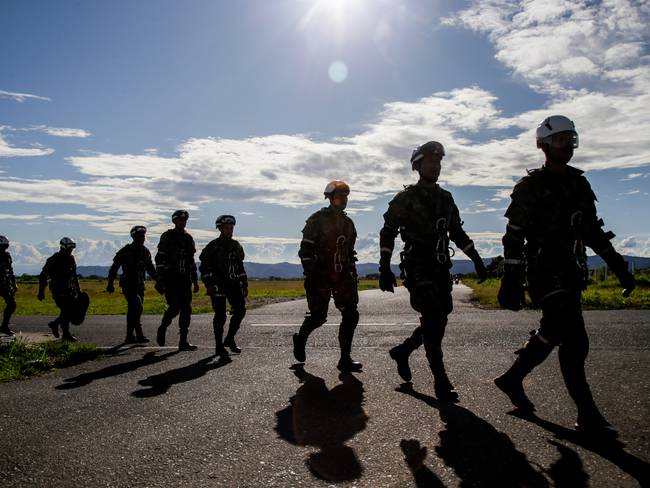 La brigada del Ejército que ayuda a los colombianos en labores de infraestructura