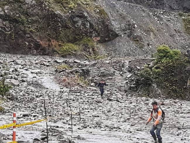 La creciente del río Córdoba generó el bloqueo de la vía que comunica al Cauca con el Huila. Crédito: Defensa Civil.