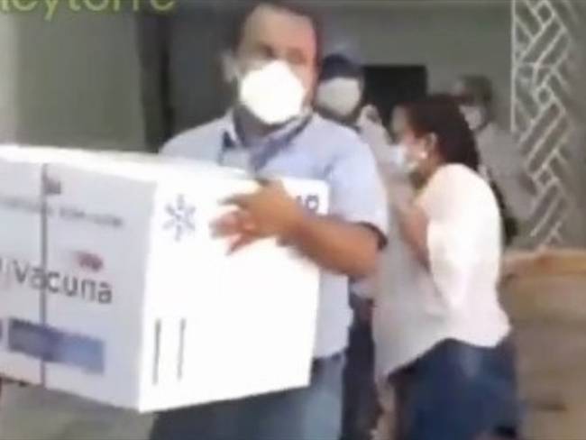 Video del gobernador de Sucre recibiendo las vacunas del COVID-19. Foto: Captura de pantalla