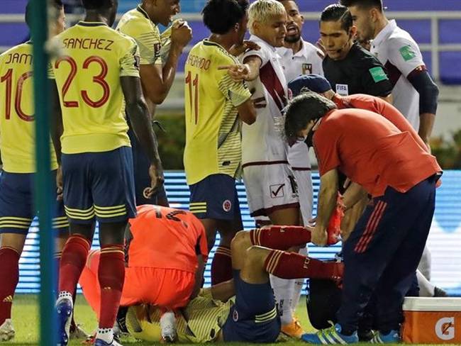 Santiago Arias sufrió la lesión al intentar cerrar el centro de un rival. Foto. Foto: Agencia EFE