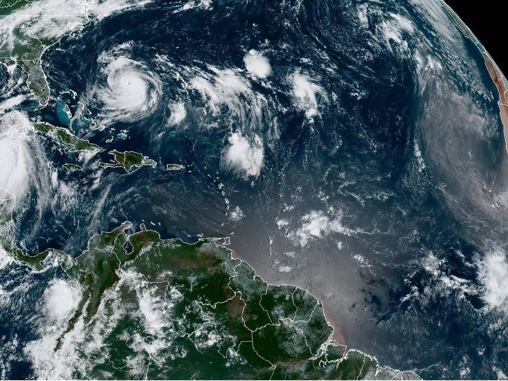 USA8630. MIAMI (FL, EEUU), 28/08/2023.- Fotografía satelital cedida hoy por la Oficina Nacional de Administración Oceánica y Atmosférica (NOAA) a través del Centro Nacional de Huracanes (NHC) de Estados Unidos, donde se muestra la localización de la tormenta tropical Idalia (i) y el huracán Franklin (c-i). La tormenta tropical Idalia se intensifica a medida que se acerca al oeste de Cuba y se espera que este lunes sea un huracán de categoría 1 y el miércoles llegue a ser huracán mayor, con vientos a partir de 111 millas por hora (178 km/h), cerca de la costa noroeste de Florida. EFE/NHC /SOLO USO EDITORIAL /NO VENTAS /SOLO DISPONIBLE PARA ILUSTRAR LA NOTICIA QUE ACOMPAÑA /CRÉDITO OBLIGATORIO