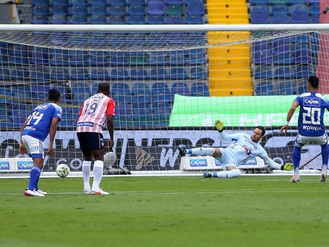 Millonarios pasó a la final de fútbol colombiano tras dos anotaciones de Fernando Uribe, una de ellas, desde el punto penal. Foto: Colprensa