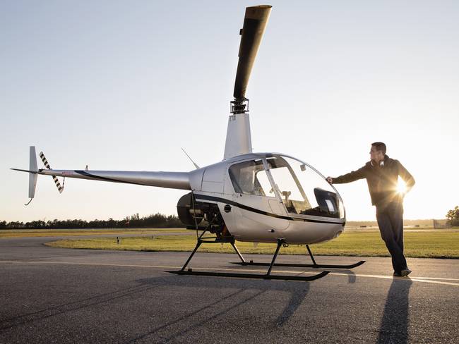 Piloto de helicóptero al lado de su aeronave / Foto: GettyImages