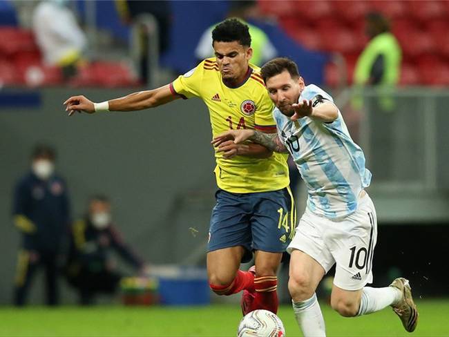 Futbolistas Luis Díaz y Lionel Messi en las Eliminatorias 2021. Foto: Alexandre Schneider/Getty Images
