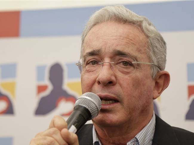 Se desató una polémica por la propuesta de Álvaro Uribe de pagar educación básica privada a los más pobres para evitar adoctrinamiento. Foto: Colprensa