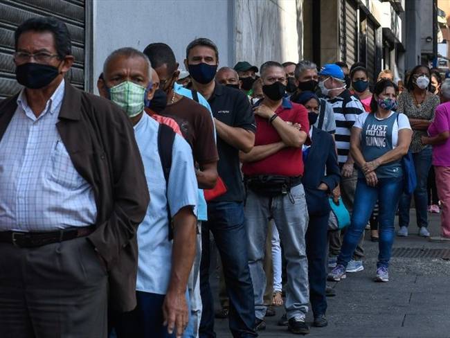 Grupo de personas en fila en un banco en Caracas, Venezuela. Foto: Getty Images/FEDERICO PARRA