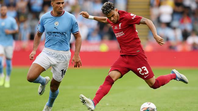 Rodri del Manchester City marca a Luis Díaz del Liverpool. Foto: Mike Hewitt/Getty Images