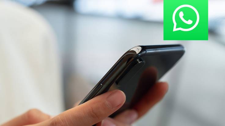 En la imagen se ve a una mujer chateando por celular y el logo de WhatsApp / Fotos: GettyImages y redes sociales de WhatsApp