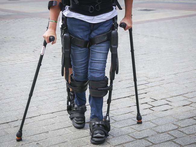 “Fue emocionante”: paciente paralítico que volvió a caminar gracias a un microchip