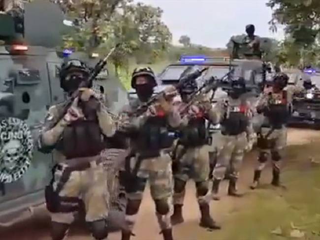 Miembros del cartel Jalisco Nueva Generación posaron con armamento militar y camiones blindados. Foto: Captura de video