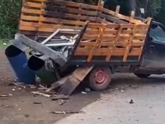 Desde un vehículo tipo camioneta lanzaron artefactos explosivos contra uniformados de la fuerza pública. Crédito: Alcaldía Caloto.