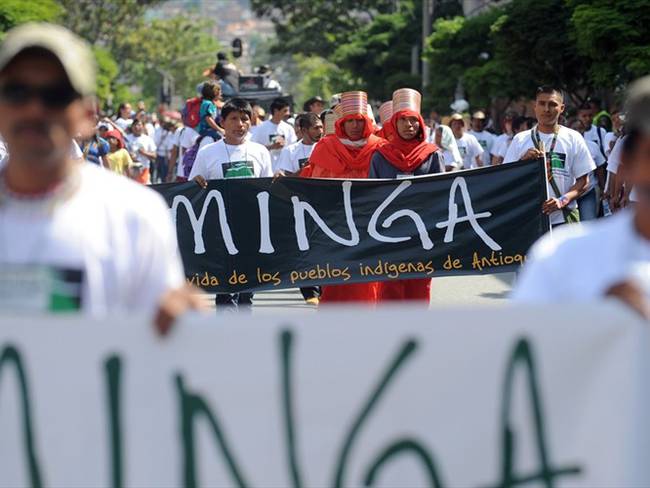Uribismo y líderes indígenas se enfrentan en debate sobre uso de la fuerza en el Cauca