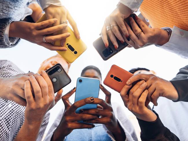 La OMS ha establecido que cada dispositivo móvil debe emitir un máximo de dos vatios por kilogramo / Foto: GettyImages