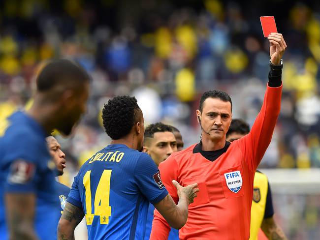 Wilmar Roldán le mostró la tarjeta roja a Emerson en el juego Ecuador vs. Brasil por Eliminatorias