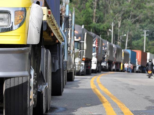 Millonarias pérdidas de transportadores por cierre en vía Bogotá - Villavicencio. Foto: Colprensa