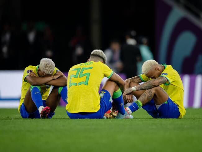 AL RAYYAN, QATAR - DECEMBER 09: Rodrygo, Pedro and Richarlison (L-R) of Brazil looking dejected after the FIFA World Cup Qatar 2022 quarter final match between Croatia and Brazil at Education City Stadium on December 09, 2022 in Al Rayyan, Qatar. (Photo by Marvin Ibo Guengoer - GES Sportfoto/Getty Images)