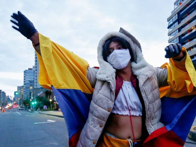 Imagen de una trabajadora sexual marchando en Bogotá pidiendo ayuda. Foto: Getty Images