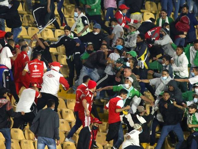 Primer partido con público en Bogotá terminó con enfrentamiento entre barras. Foto: Getty Images / DANIEL GARZON