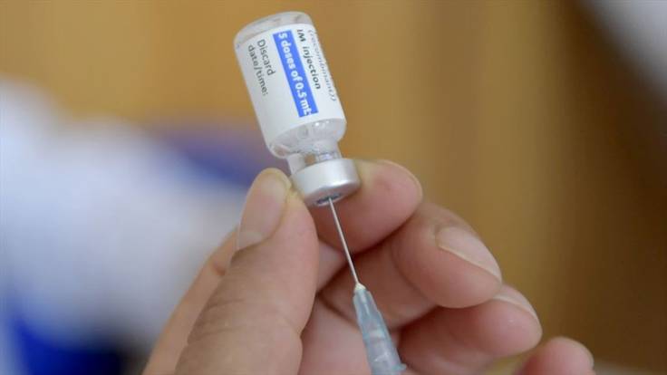 En dos estudios, la inyección adicional generó niveles de anticuerpos contra el coronavirus nueve veces superiores a los observados después de cuatro semanas de una primera dosis.. Foto: FETHI BELAID/AFP via Getty Images