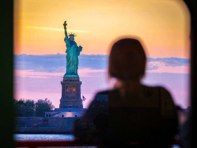 Mujer viendo la Estatua de la Libertad (Getty Images)