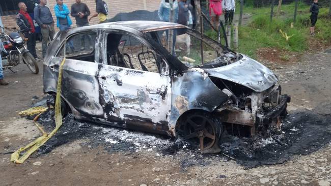 Un vehículo fue incinerado en el municipio de Morales, Cauca, tras una masacre. Foto: suministrada por la comunidad / Oscar Solarte