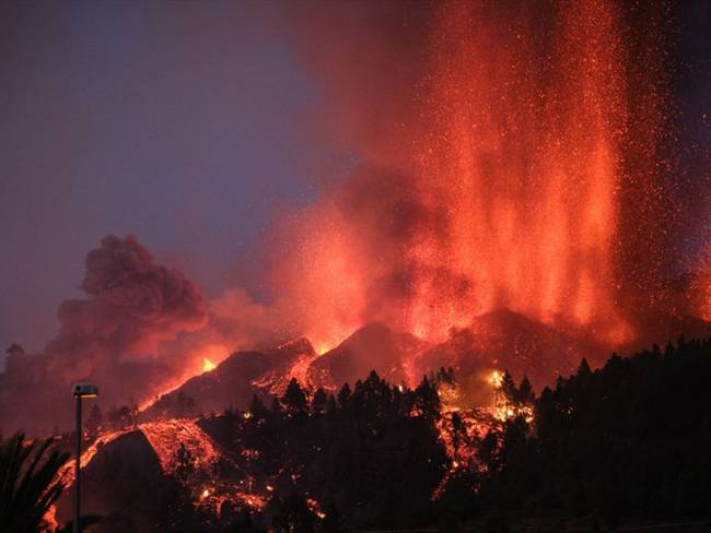 Aterradores videos de la erupción del volcán en Islas Canarias. Foto: (Photo by Andres Gutierrez/Anadolu Agency via Getty Images)