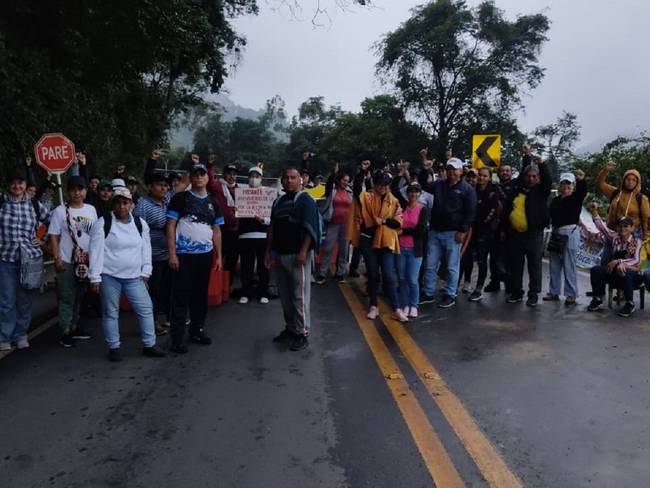 Docentes del Catatumbo bloquean la vía Cúcuta- Pamplona- Cortesía 