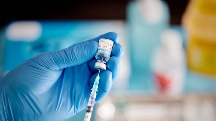 Foto de referencia de una vacuna contra el COVID-19. Foto: Getty Images/ Morsa Images