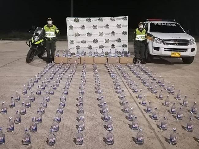 Incautan más de 100 botellas de licor adulterado en Córdoba. Foto: Cortesía Prensa Policía