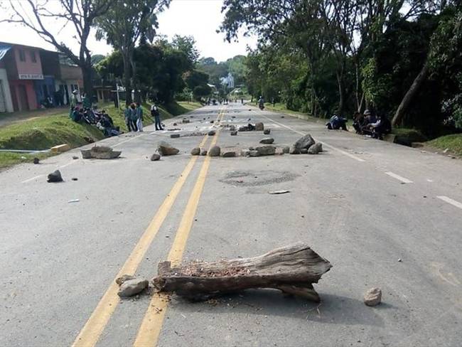 Durante las manifestaciones campesinas e indígenas que se realizan en Cauca, dos integrantes de la Fuerza Pública fueron retenidos por las comunidades. Foto: Colprensa